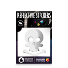 Reflektierender Aufkleber „Totenkopf“ in Farbvariante „weiß“ in Produktverpackung von REFLECTIVE Berlin.