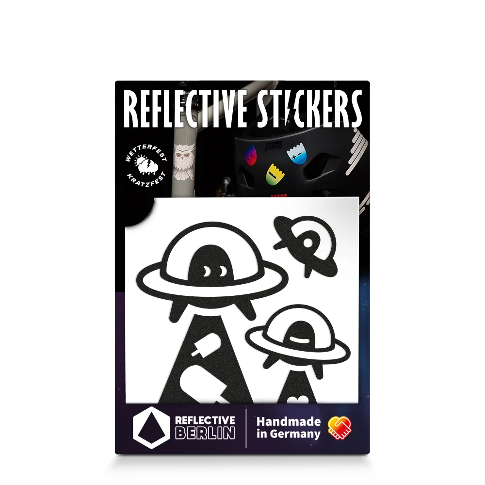 Reflektierender Aufkleber „UFO“ in Farbvariante „schwarz“ in Produktverpackung von REFLECTIVE Berlin.