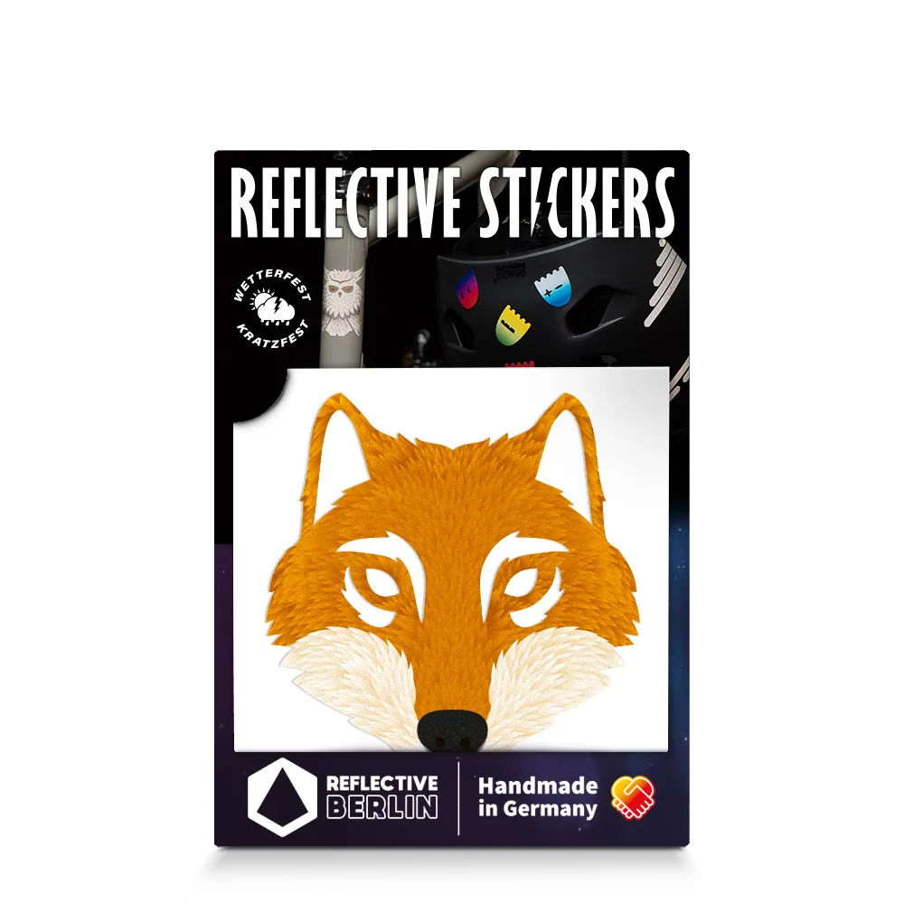 Reflektierender Aufkleber „Wolf“ in Farbvariante „Fuchs“ in Produktverpackung von REFLECTIVE Berlin.