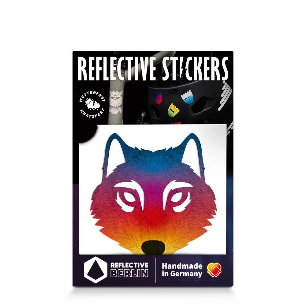 Reflektierender Aufkleber „Wolf“ in Farbvariante „Regenbogen“ in Produktverpackung von REFLECTIVE Berlin.