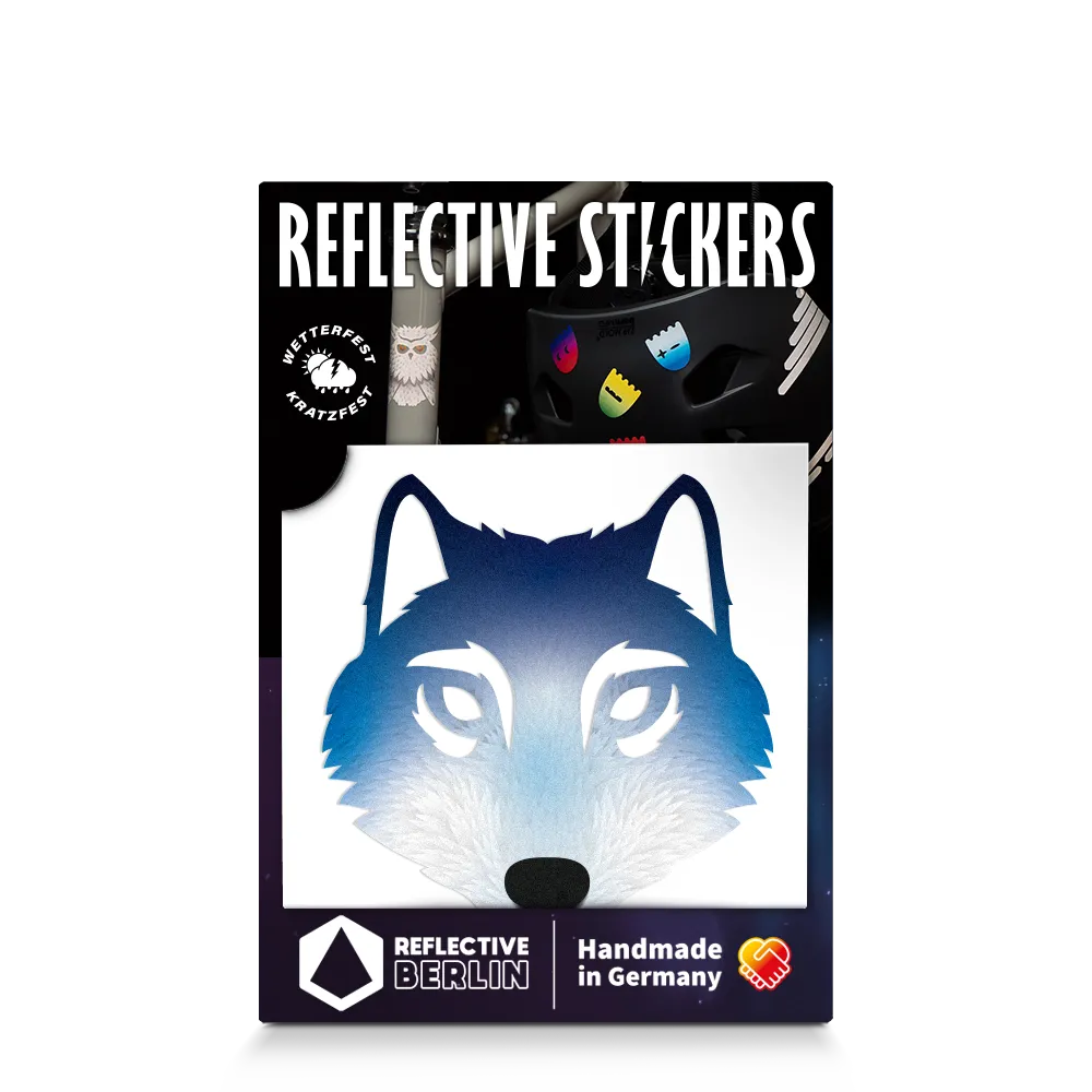 Reflektierender Aufkleber „Wolf“ in Farbvariante „Himmel“ in Produktverpackung von REFLECTIVE Berlin.