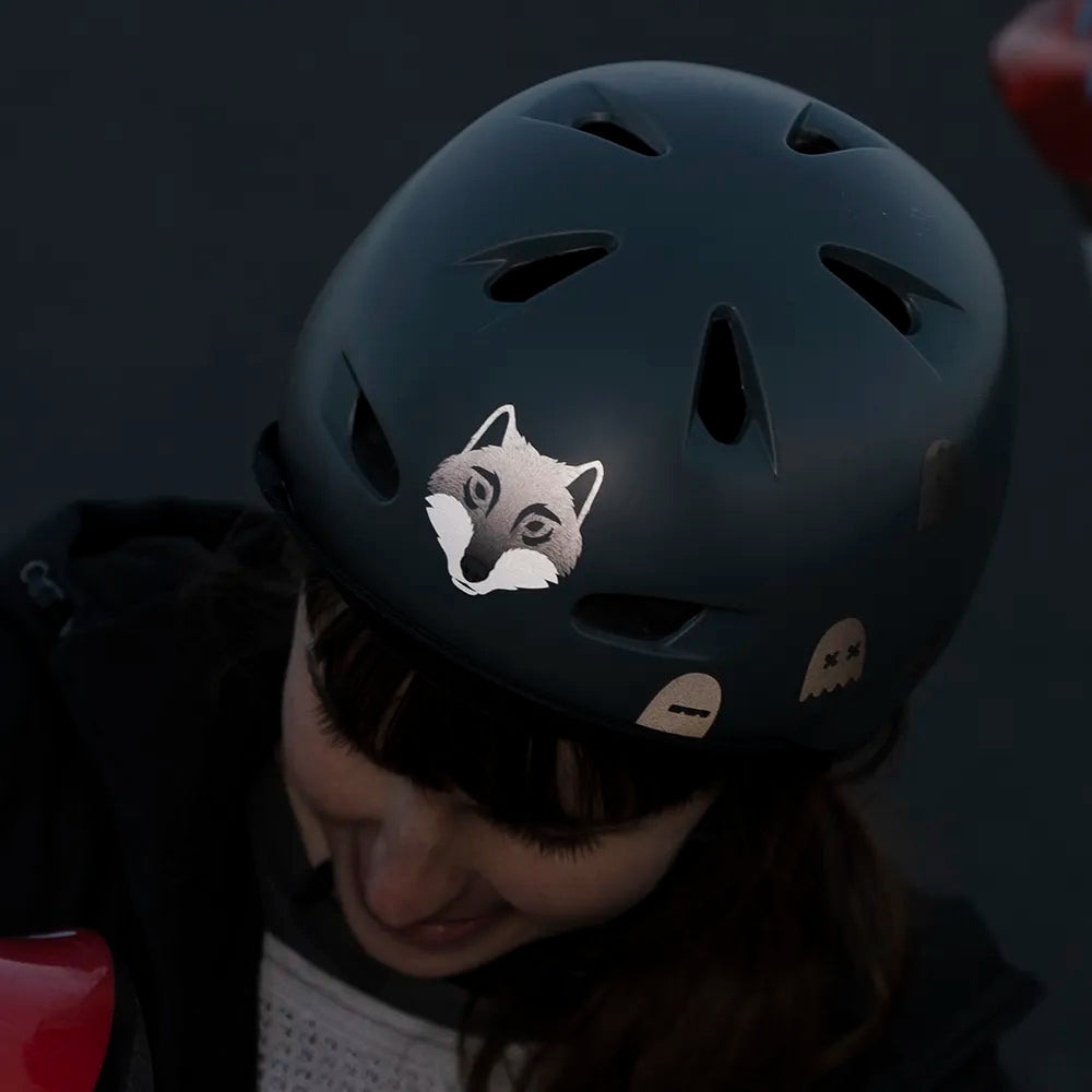 Reflektierender Aufkleber „Wolf“ in Farbvariante „grau“ auf schwarzem Kinderhelm. Von REFLECTIVE Berlin.