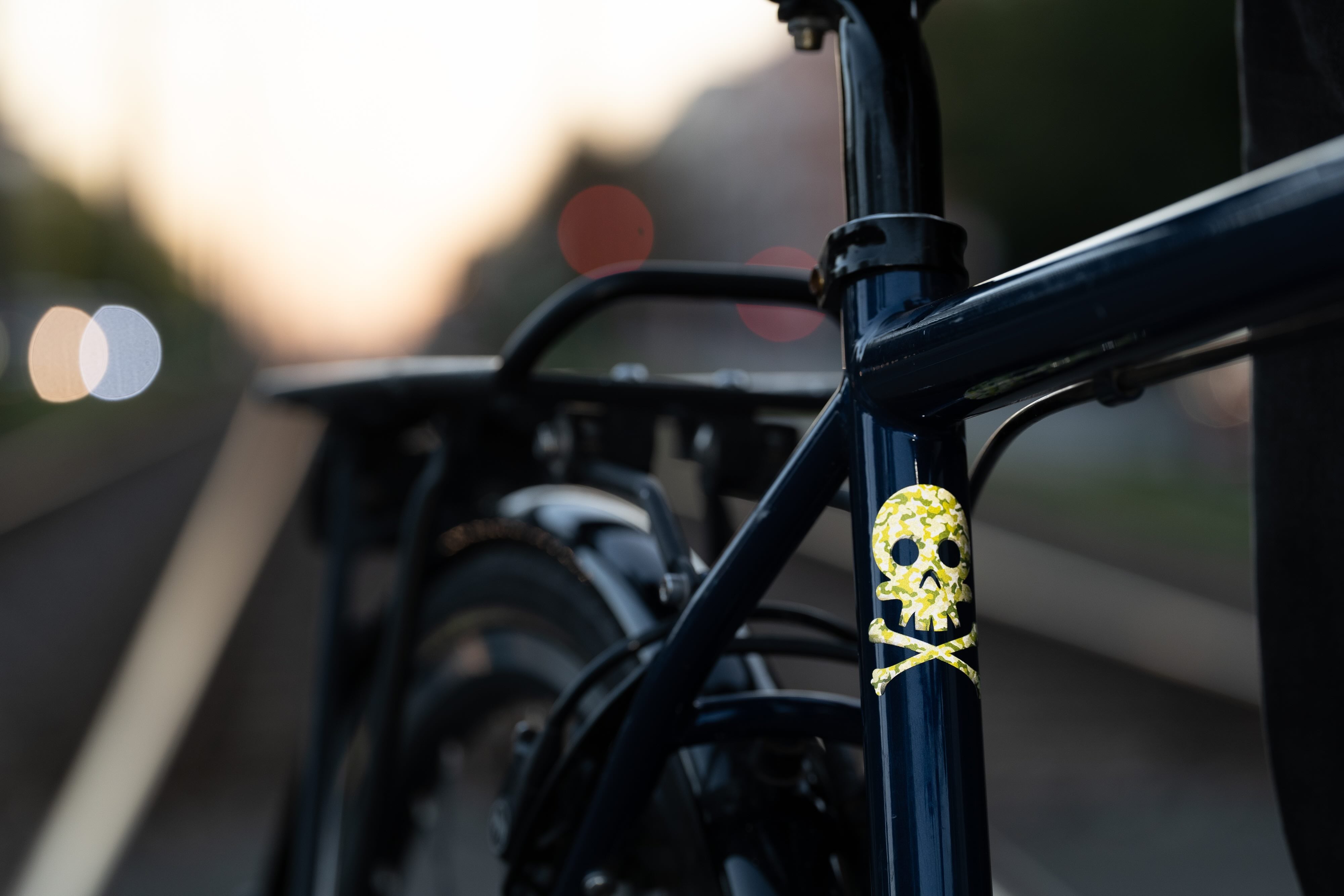 Skull Camo von REFLECTIVE Berlin auf schwarzem Fahrradrahmen mit stark reflektierendem Totenkopfmotiv für mehr Sichtbarkeit im urbanen Stil.