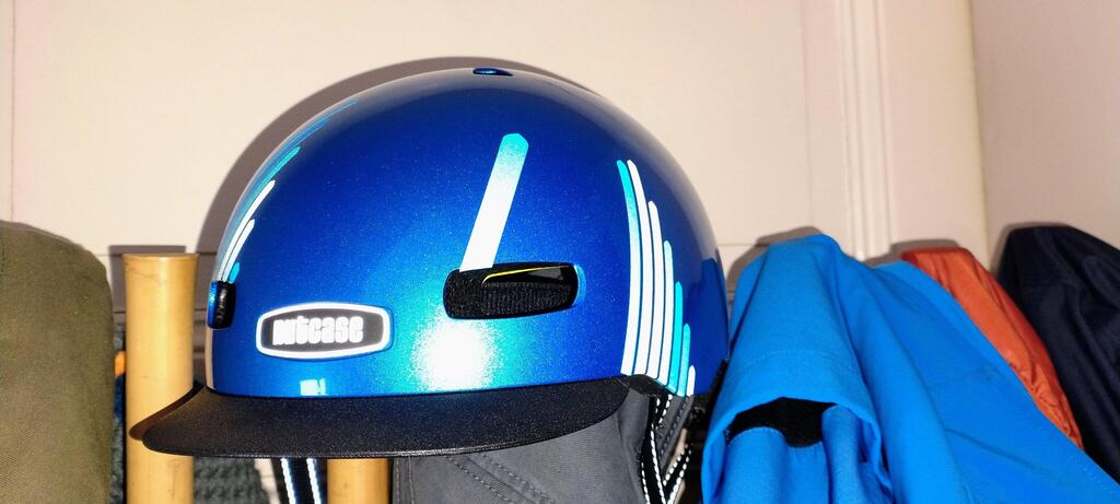 Universal Blue von REFLECTIVE Berlin auf Fahrradhelm mit stark reflektierenden Linienformen für mehr Sichtbarkeit im urbanen Stil.