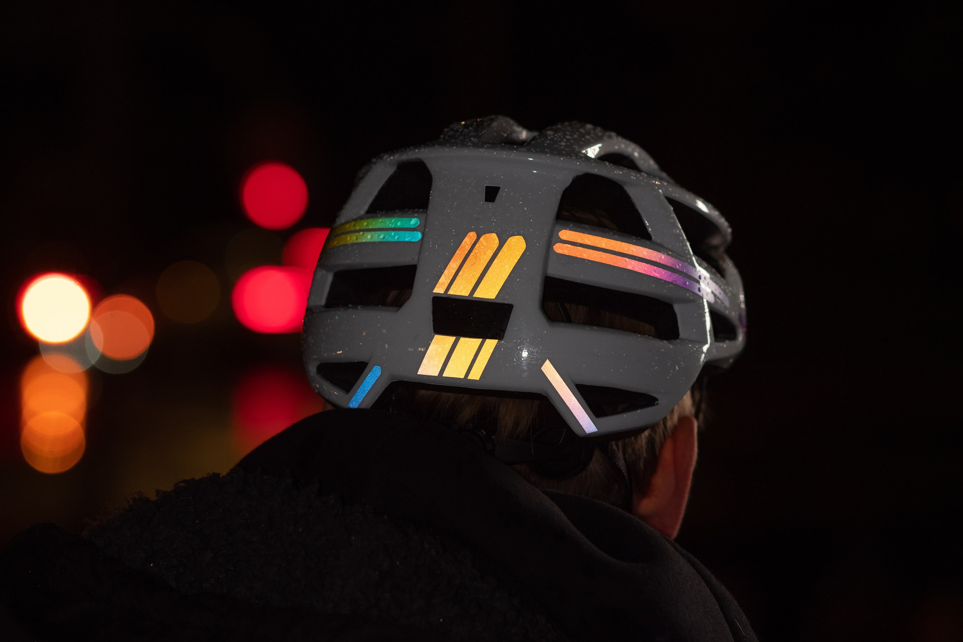 Universal Rainbow von REFLECTIVE Berlin auf Fahrradhelm mit stark reflektierenden mehrfarbigen Linienformen für mehr Sichtbarkeit im urbanen Stil.