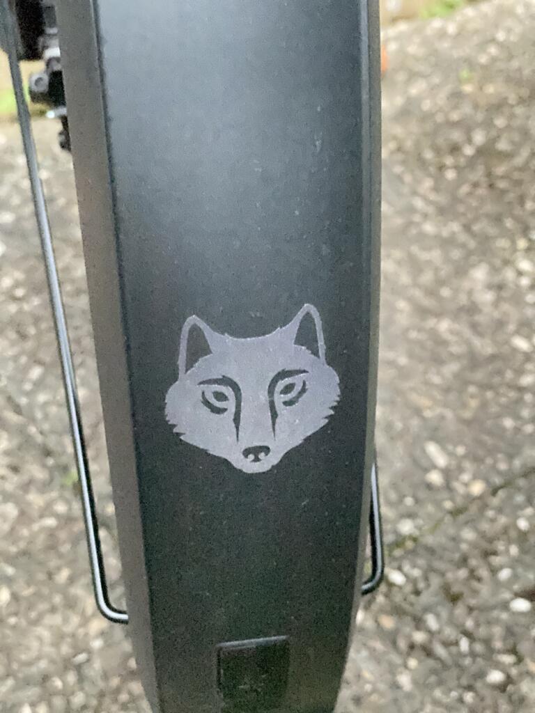 Wolf Sticker von REFLECTIVE Berlin auf Fahrrad-Mudguard mit stark reflektierendem Wolfsmotiv für mehr Sichtbarkeit im urbanen Stil.