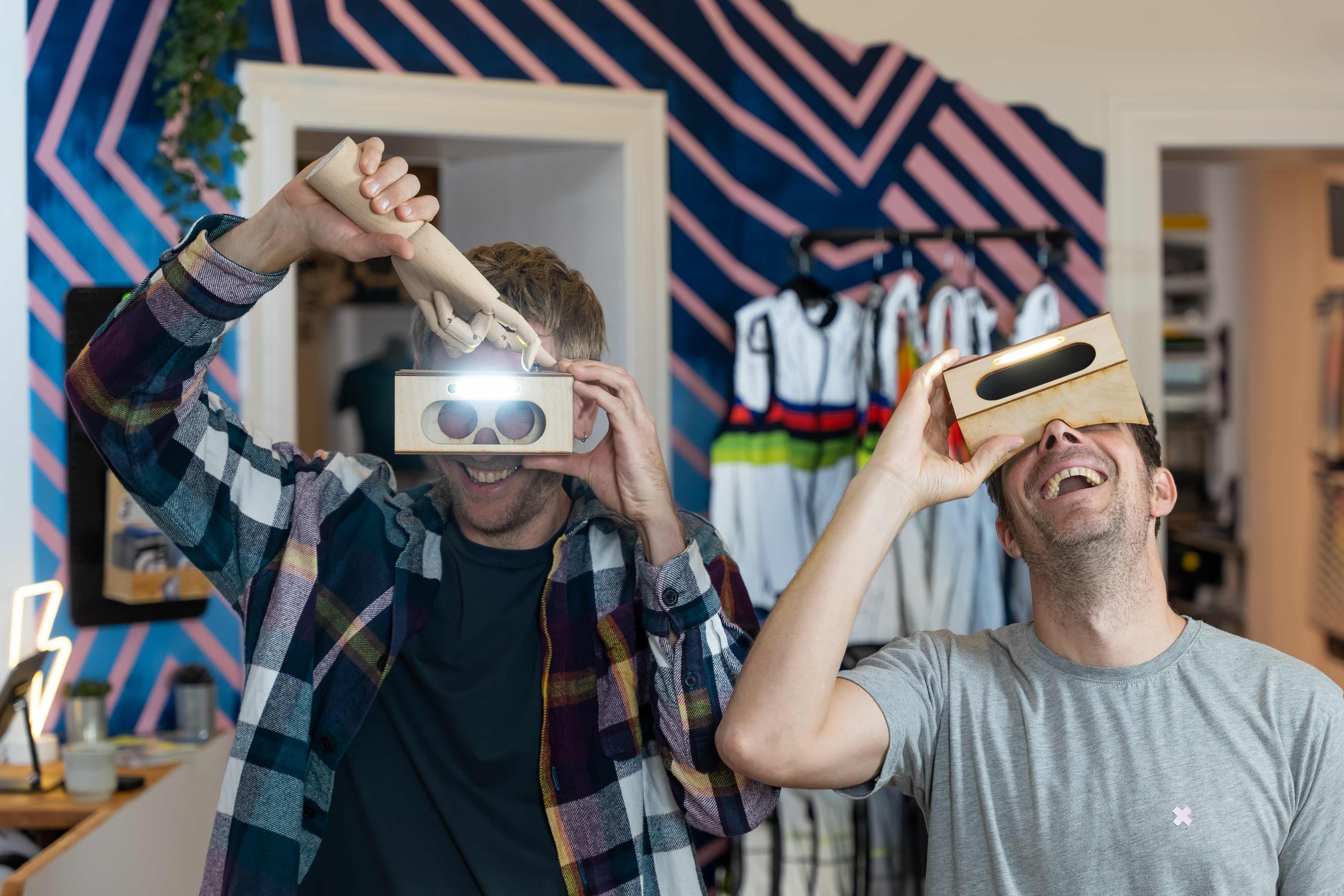 Geschäftsführer von REFLECTIVE Berlin im Laden mit LED Leuchtbrille vorm Gesicht