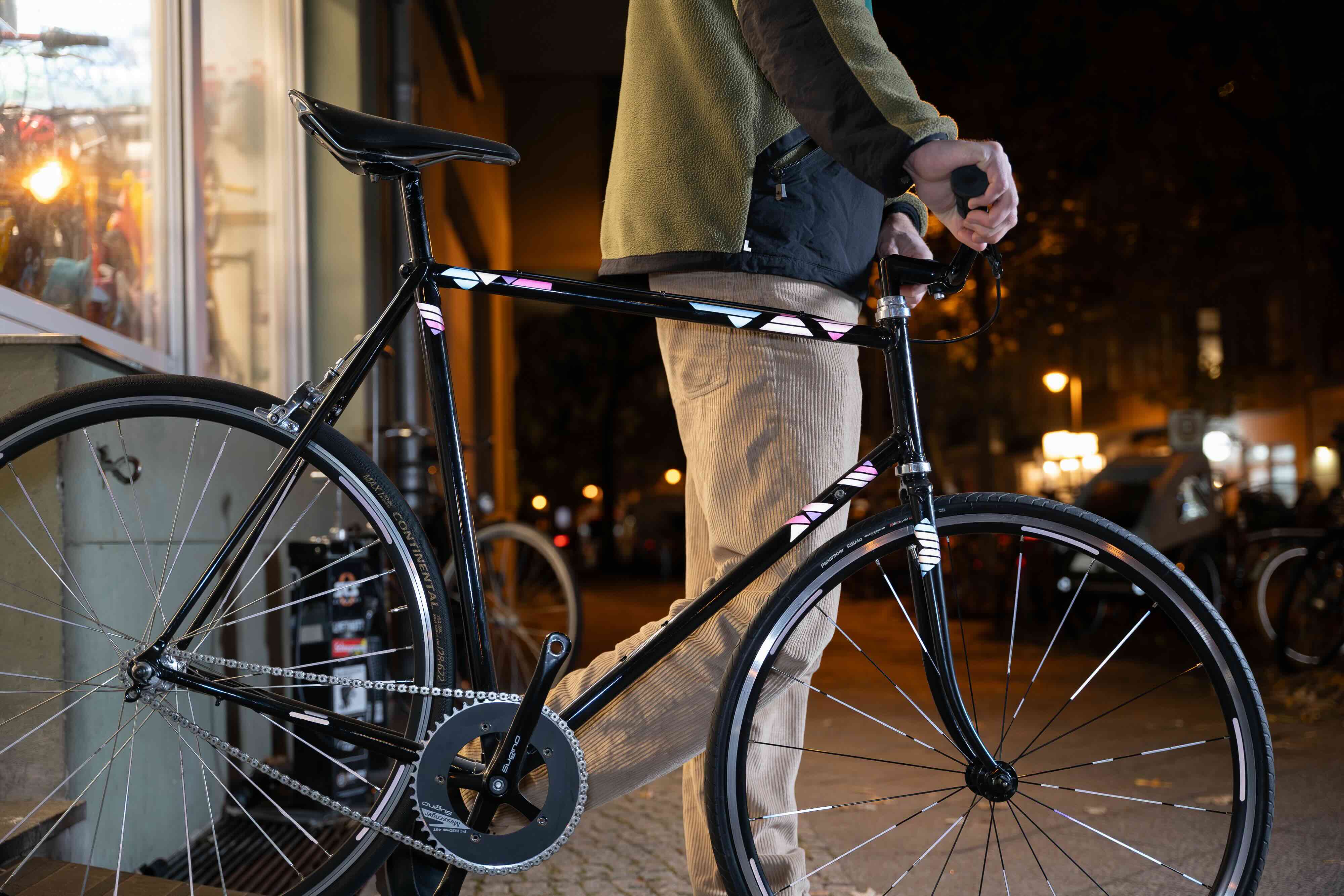 Person schiebt Fahrrad aus einem Geschäft die Rampe herunter