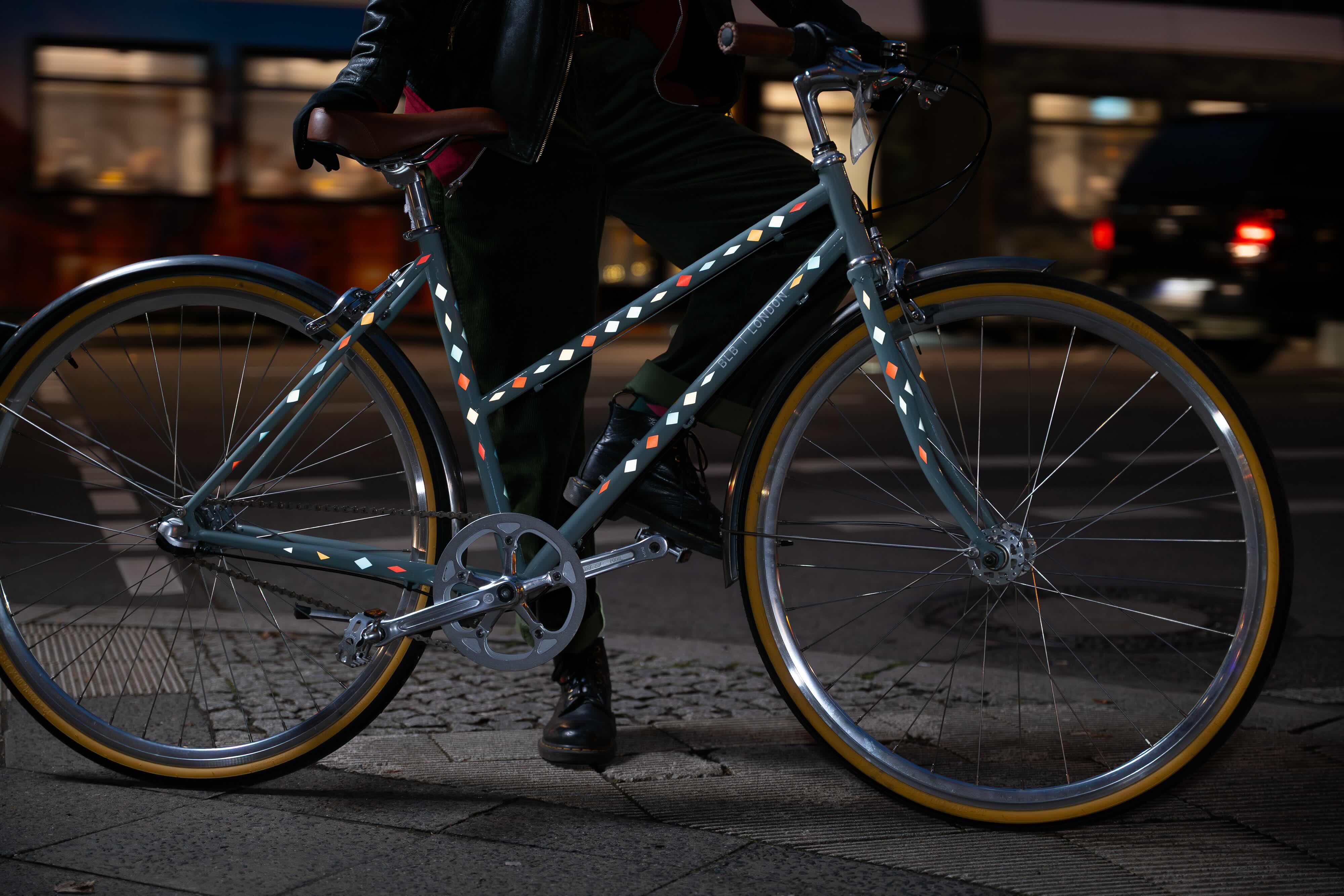 Klassisches BLB Damenrennrad mit reflektierendem Sticker Muster im Dunkeln