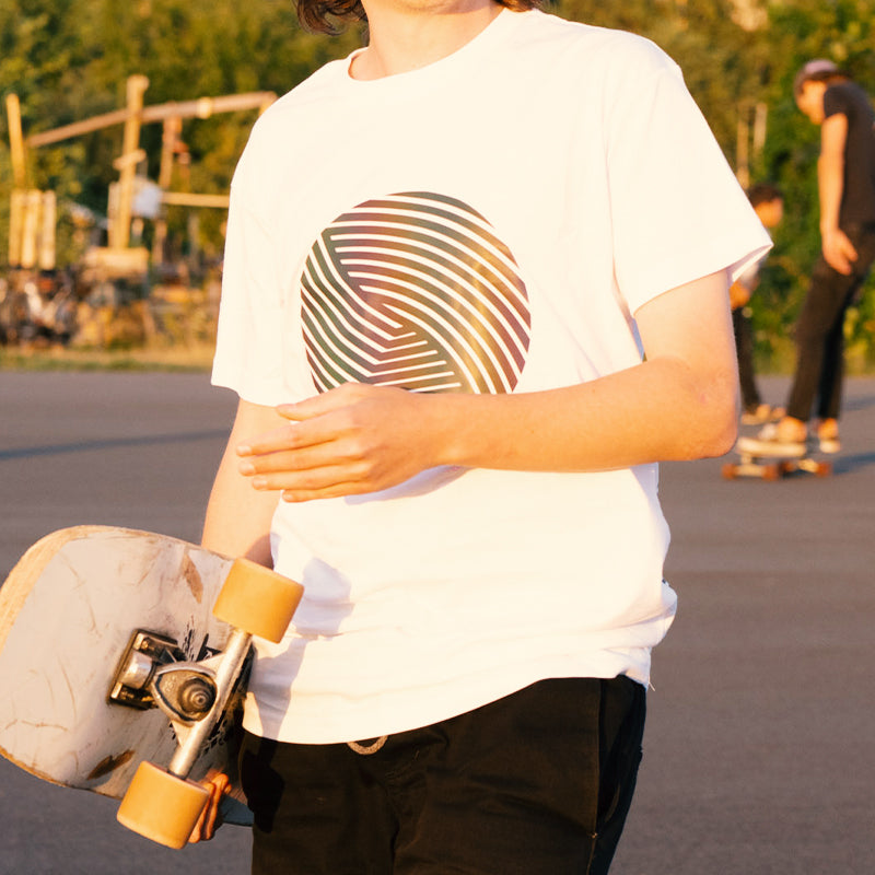 Skaten in Tempelhof. Bunter Reflex-Print auf weißem Shirt.