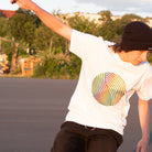 Bunter Spiral-Print auf weißem Shirt. Skateboarding in Tempelhof
