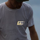 Detailaufnahme von reflektierendem "Ride Reflective"Aufdruck auf weißem T-Shirt