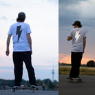 Tag und Nacht Split-Image von Skater auf Skateboard, Ansicht von hinten