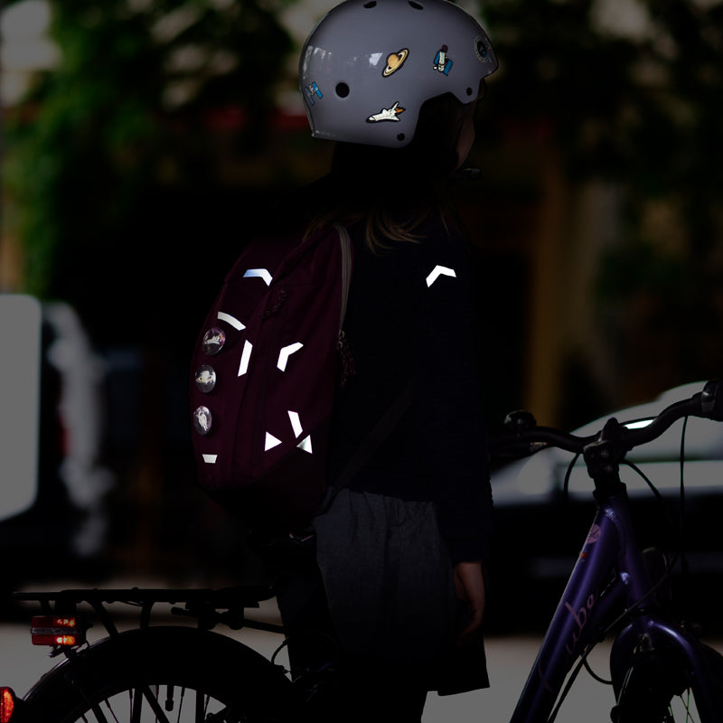Kind auf Fahrrad mit reflektierenden Stickern