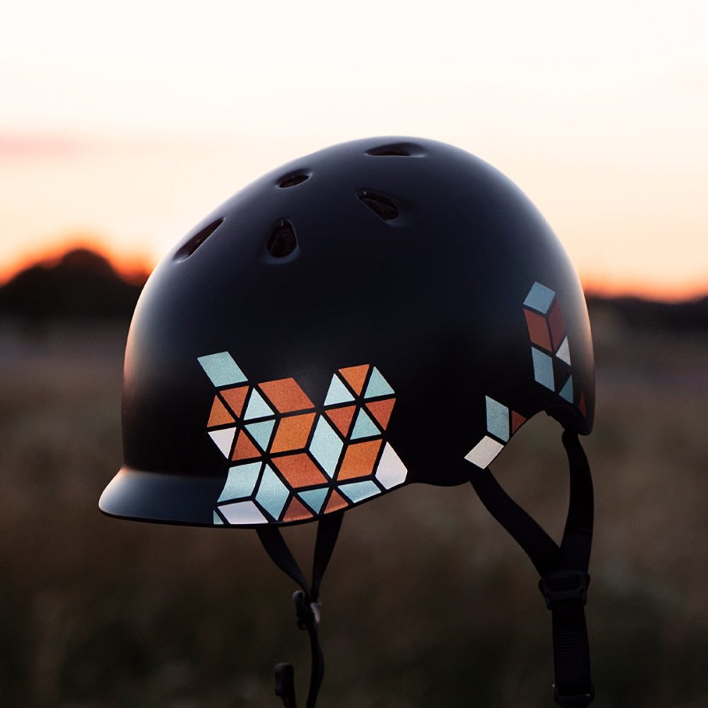 Reflektierende bunte Sticker auf schwarzem Helm