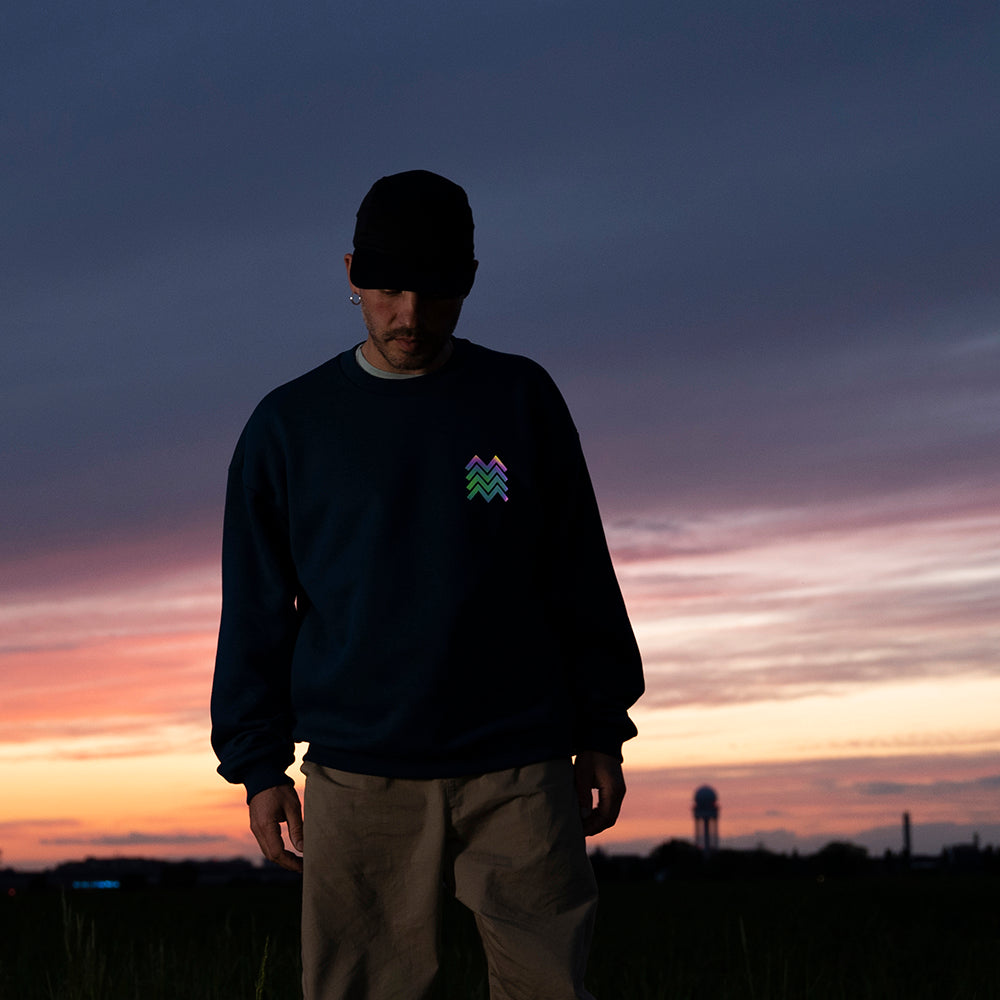 Mann mit blauem Pullover und Cap im Feld vor Sonnenuntergang auf Tempelhofer Feld