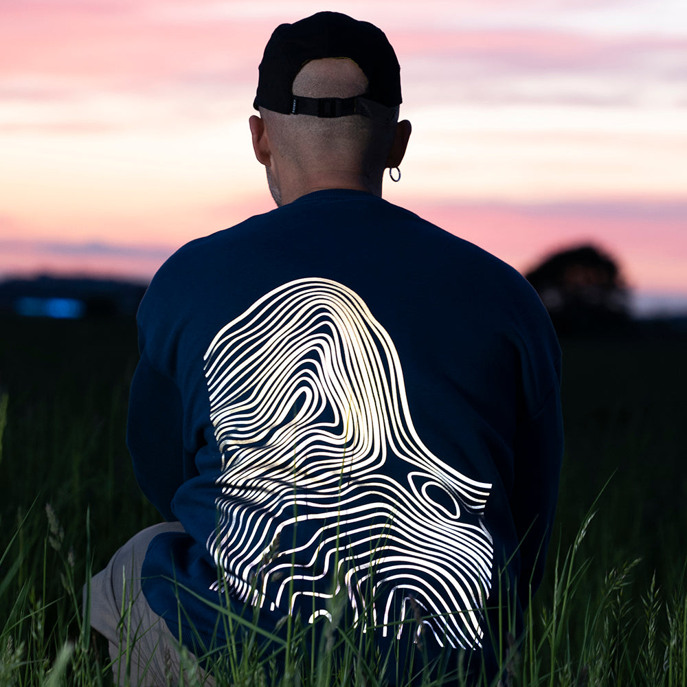 Reflektierender Pullover: Earth (Farbe: ink blau) – REFLECTIVE Berlin