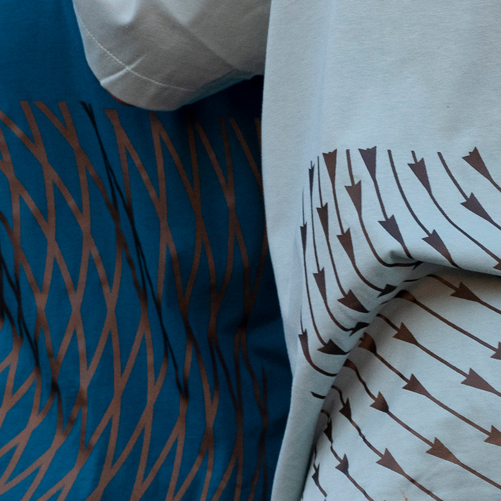 dunkelbaues und hellblaues Shirt mit Linien im Detail