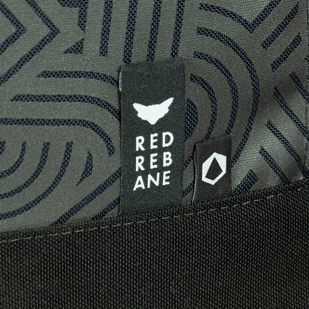 Detail der beiden angenähten Logos von Red Rebane und REFLECTIVE Berlin