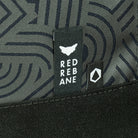 Detail der beiden angenähten Logos von Red Rebane und REFLECTIVE Berlin