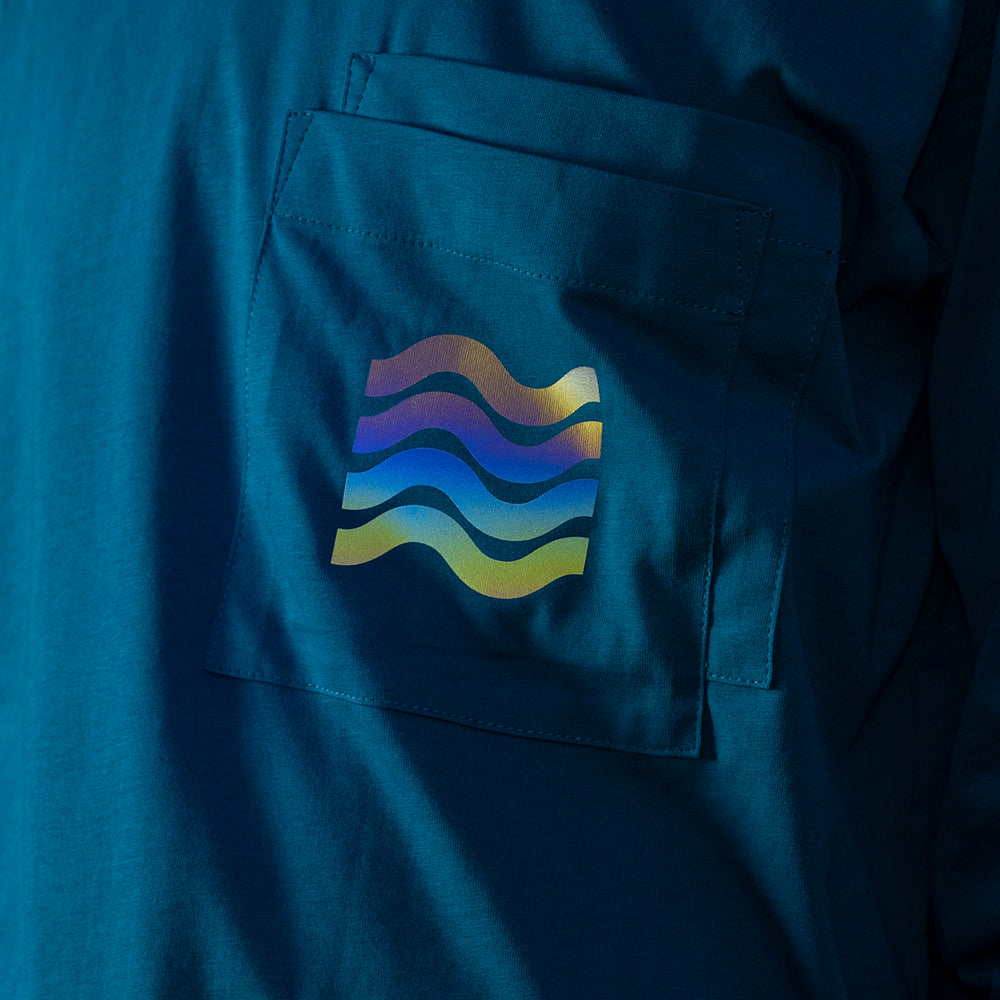 Detailansicht von reflektierenden Wellenlinien auf Brusttasche von Kleidung