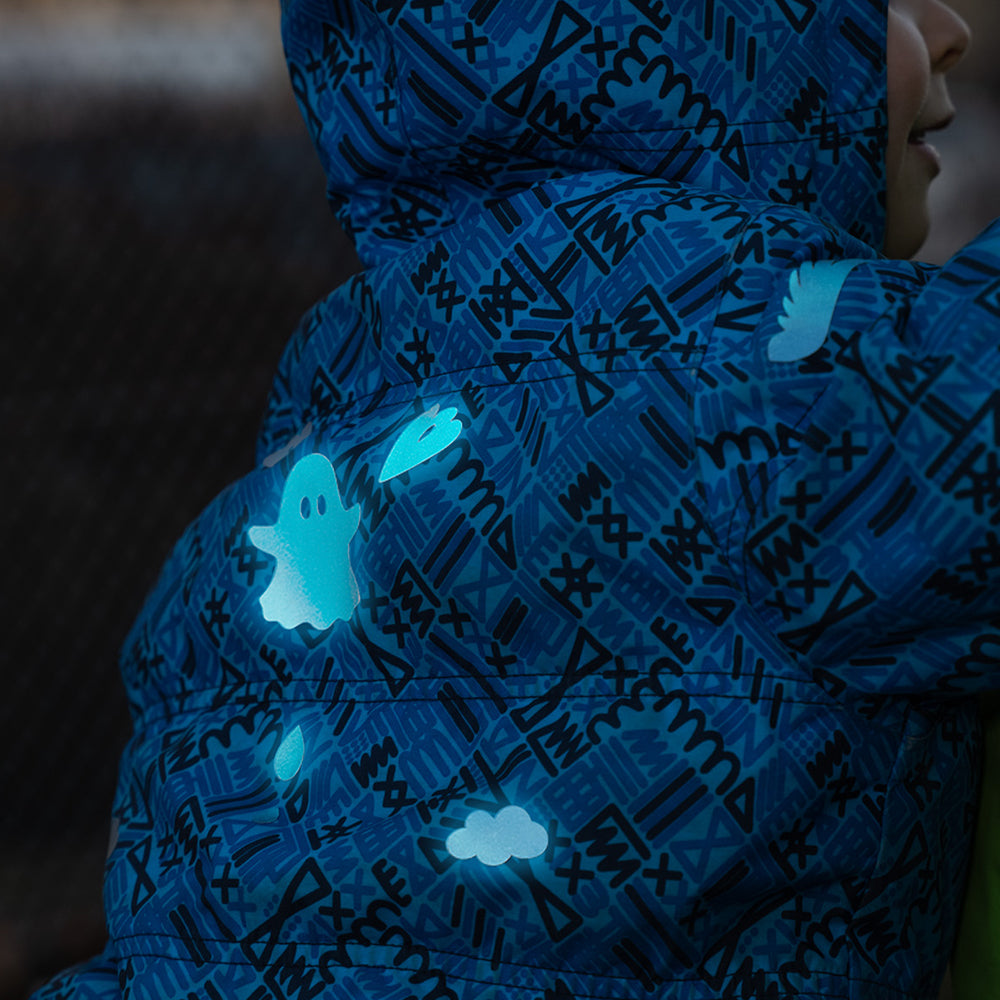 blaue Kinderjacke mit leuchtenden Reflexaufklebern auf dem Rücken