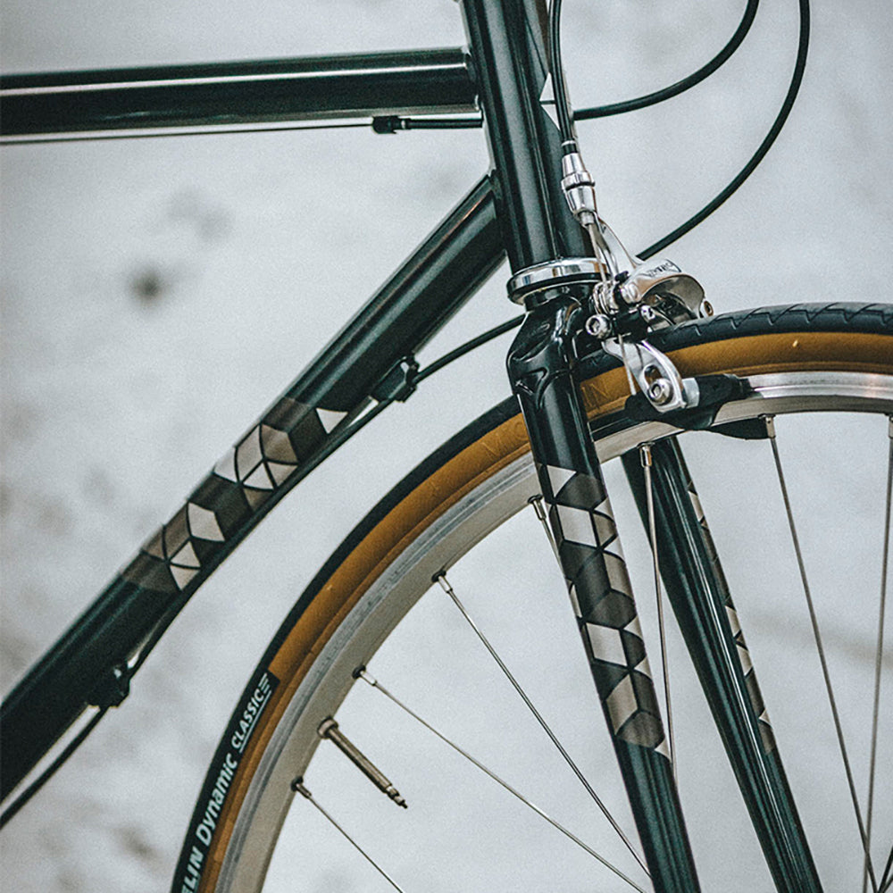 elegantes Fahrrad mit Rauten Stickern auf dem Rahmen und der Gabel