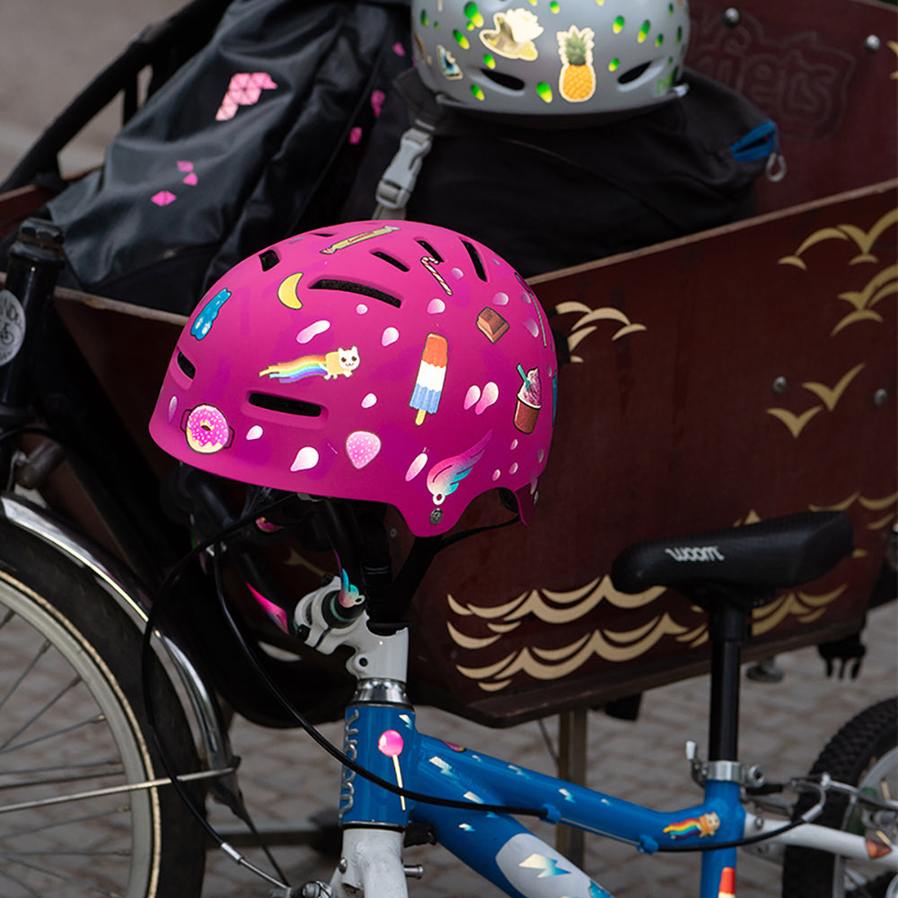 Pinker Nutcase Helm, beklebt mit reflektierenden Aufklebern
