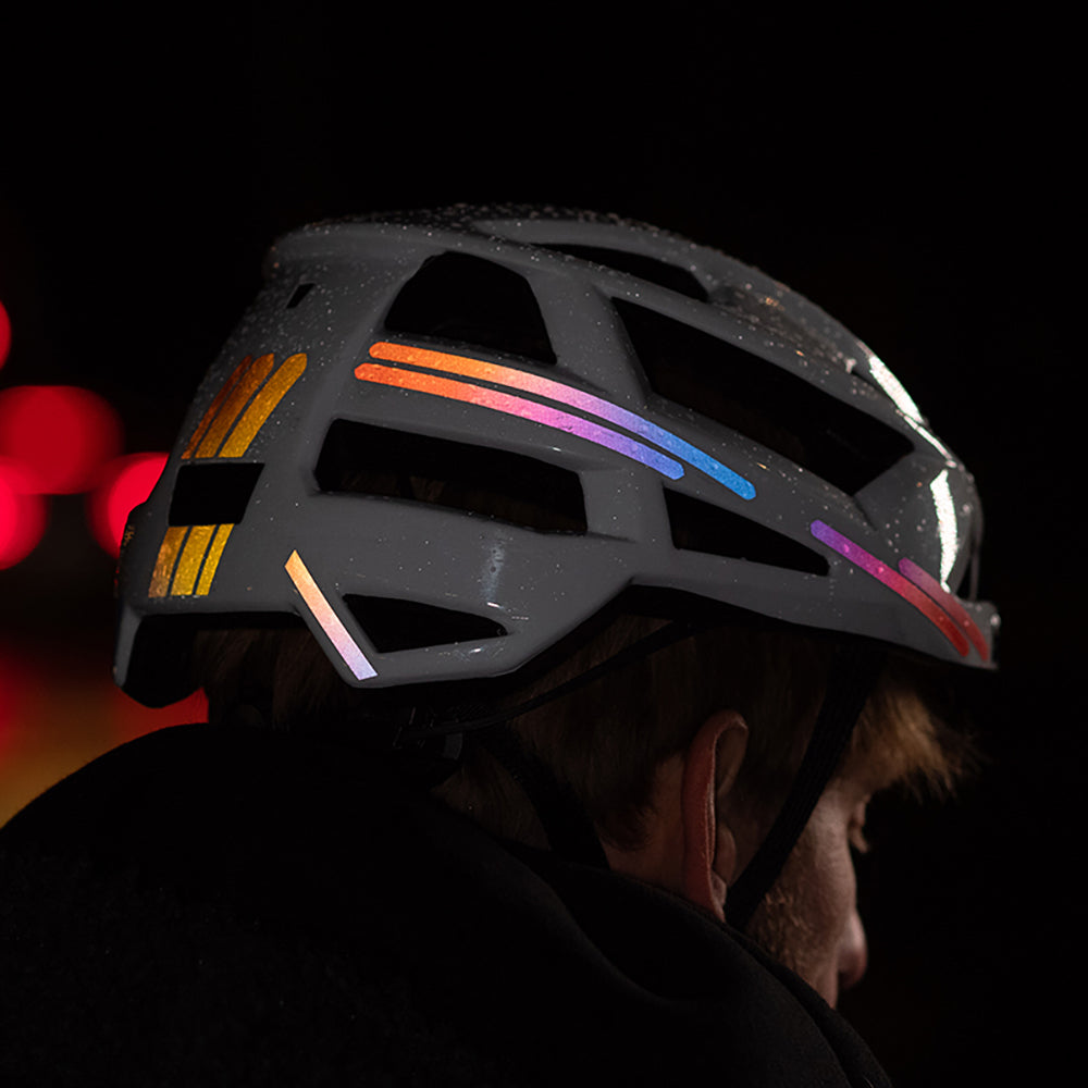 Bunte reflektierende Sticker (Streifen) auf einem Fahrradhelm.