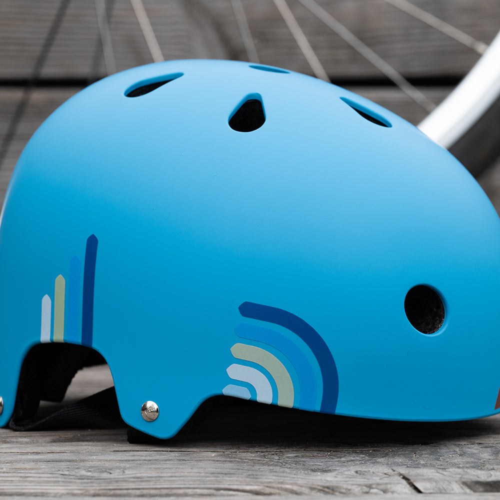 Blauer Helm mit reflektierenden Stickern