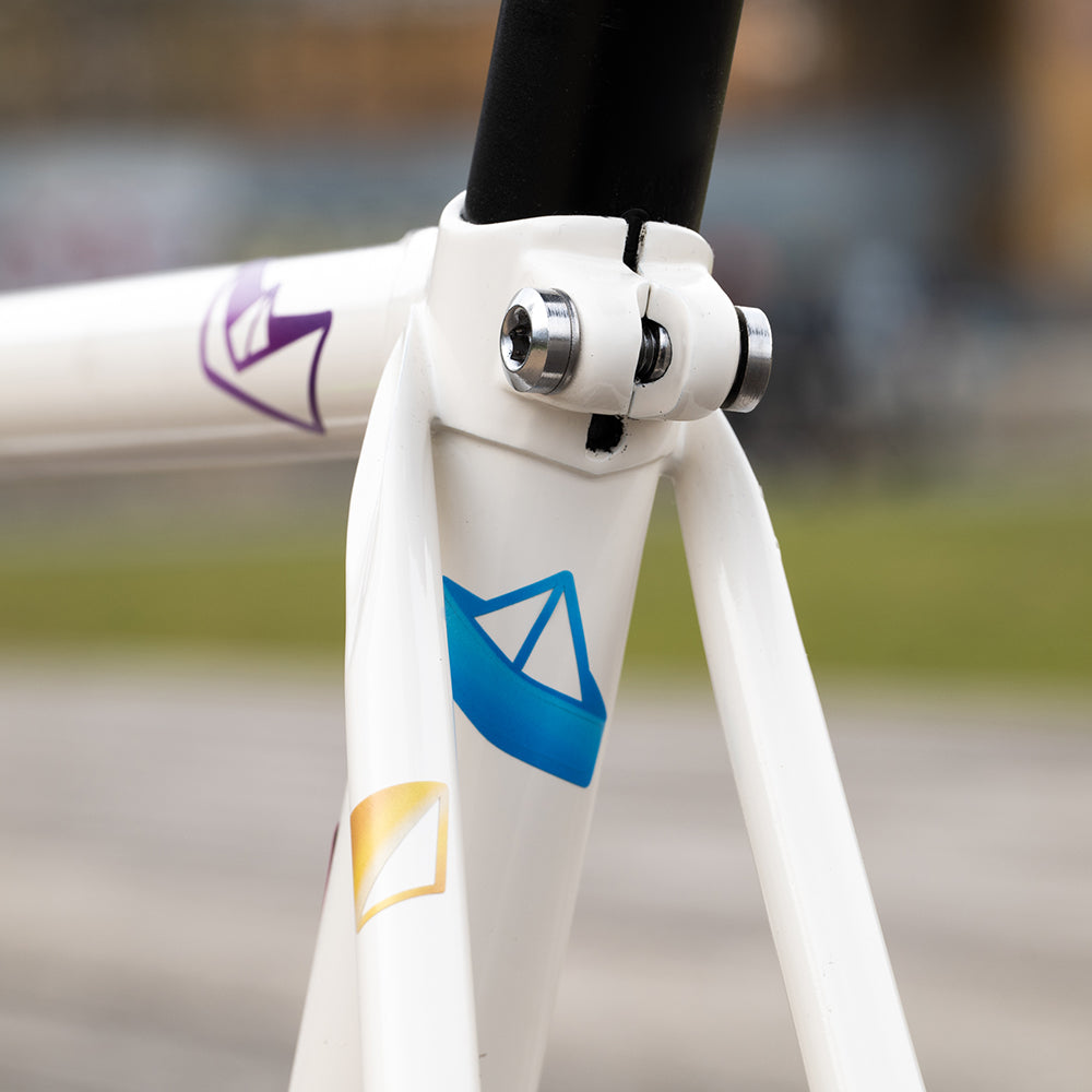 weißes Fahrrad, Detail Sattestütze, mit bunten Origami Stickern