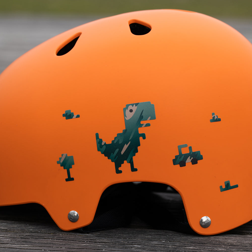 Helm orange, Seite, Dino Aufkleber camoufalge