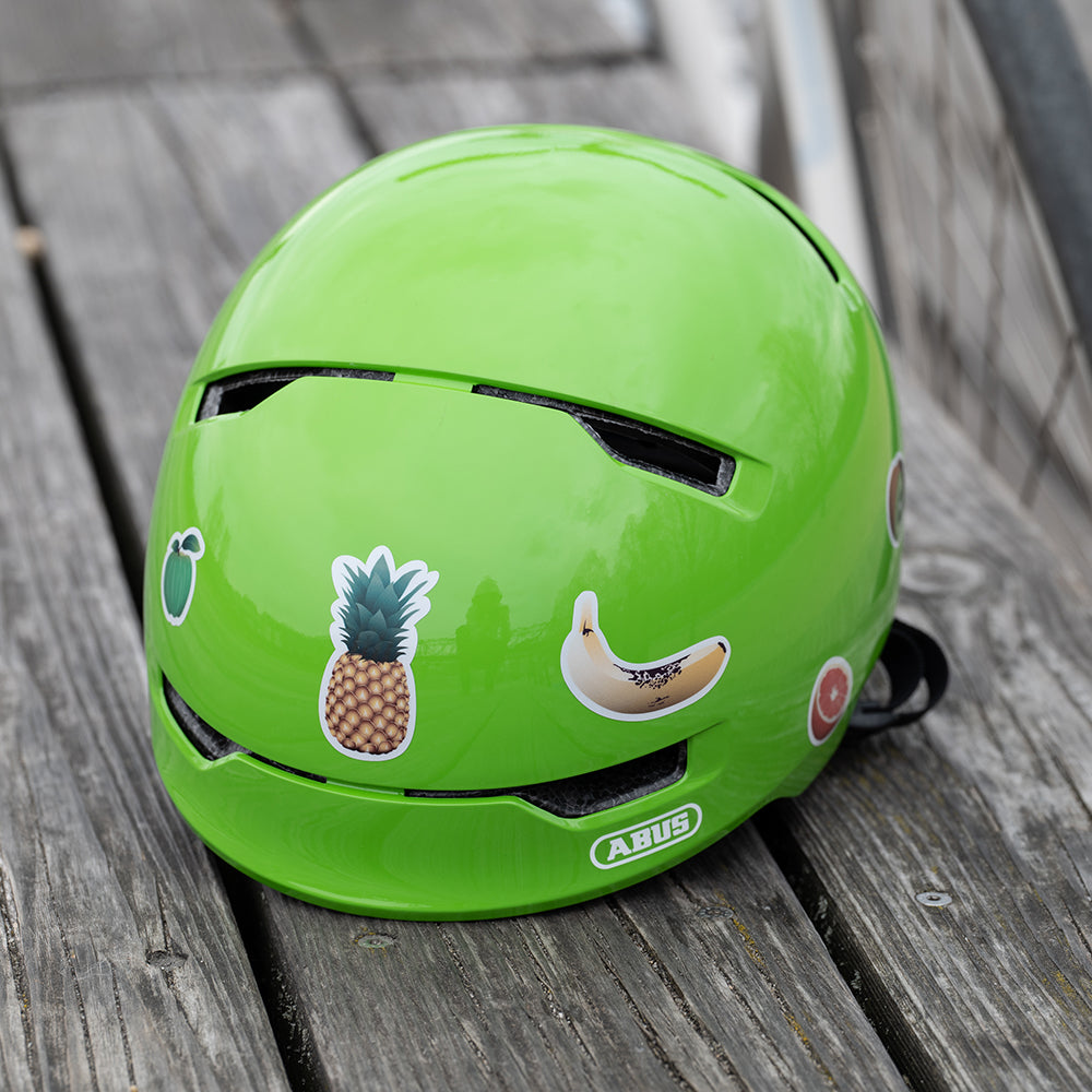 Obst Aufkleber auf grünem Helm