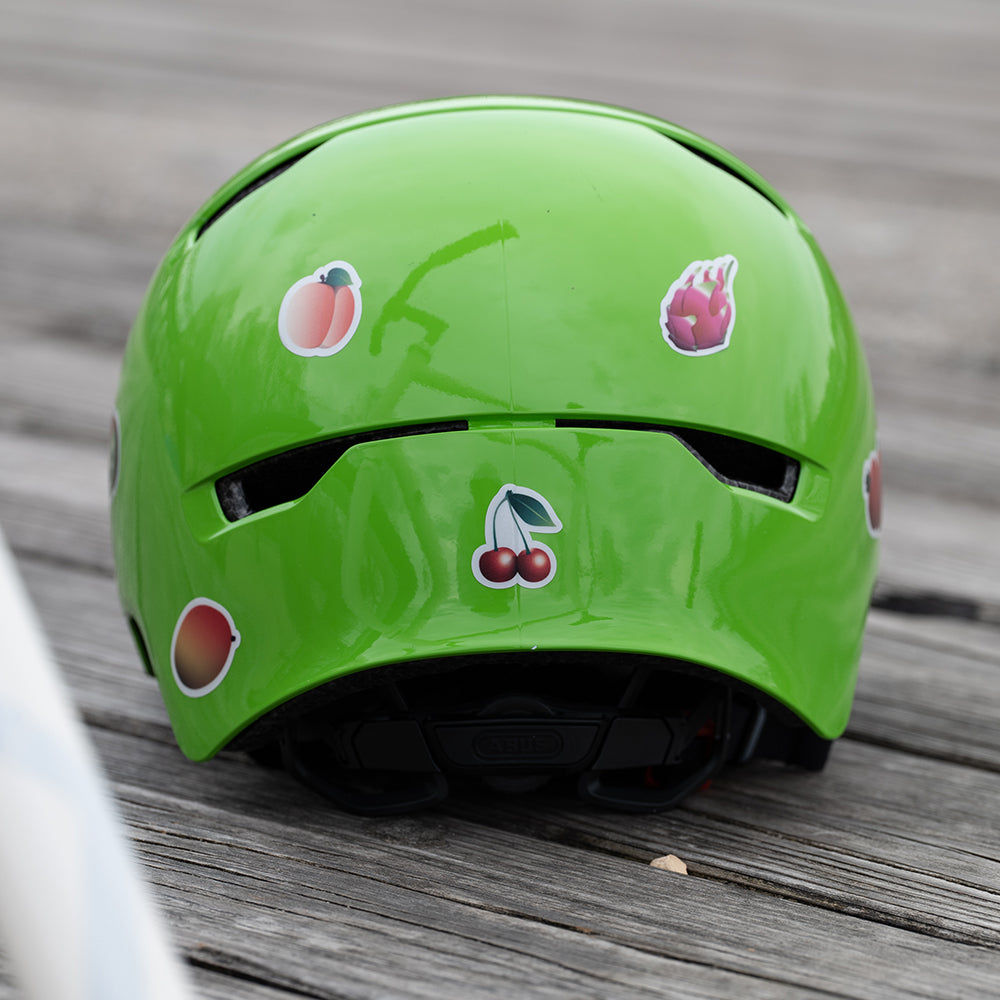 Grüner Helm mit Obst Aufklebern
