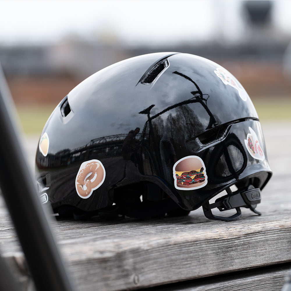 Helm schwarz, Burger Aufkleber, Brezel, reflektierende Helmsticker