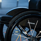 Meyra Hurricane Rollstuhl mit reflektierenden Speichen, Seitenansicht